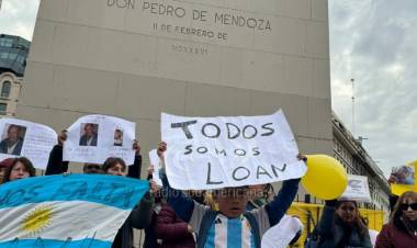 Manifestantes pidieron por la aparición de Loan en el Obelisco