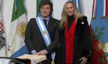 Milei firmó el Acta de Mayo: "Un país distinto es imposible haciendo lo mismo de siempre"