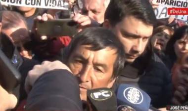 El papá de Loan se descompensó en plena manifestación en el Obelisco