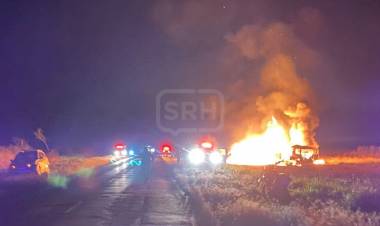 CORRIENTES | Impactante accidente sobre Ruta 12 dejó un camión prendido fuego