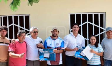 SAN ANTONIO RECIBIÓ REFLECTORES PARA MEJORAR SU CANCHA