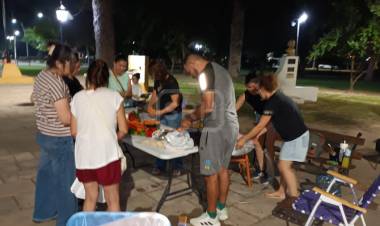 SAN ROQUE | DOCENTES ACAMPAN Y PRENDEN LA OLLA EN PLAZA LIBERTAD