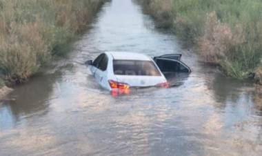 CARLOS PELLEGRINI | AUTO CAYÓ A LA LAGUNA IBERÁ Y BUSCAN A UN JOVEN DESAPARECIDO