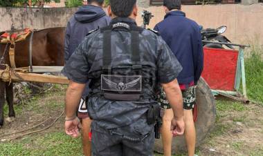 CORRIENTES | REDUCEN A SEIS PERSONAS Y SECUESTRAN UNA MOTO SOSPECHOSA