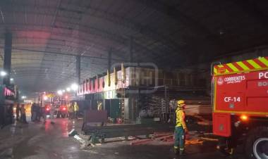 VILLA OLIVARI | INCENDIO EN EL PARQUE INDUSTRIAL: CONTROLAN EL FUEGO TRAS TRES HORAS