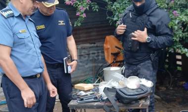 CORRIENTES | ALLANAN EN EL PATONO: SECUESTRAN DROGA, UN ARMA Y HAY DETENIDOS