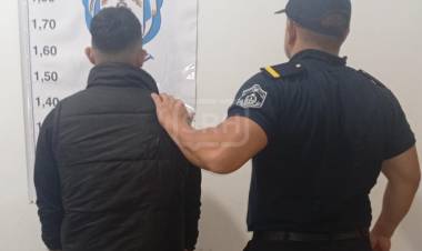 DETIENEN A SUJETO CON RESTRICCIÓN Y DROGA EN EMPEDRADO