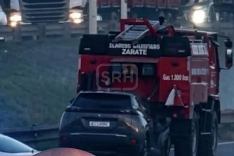 ZARATE | AUTO CHOCA UNA AUTOBOMBA Y UN BOMBERO AGREDE A PERIODISTAS