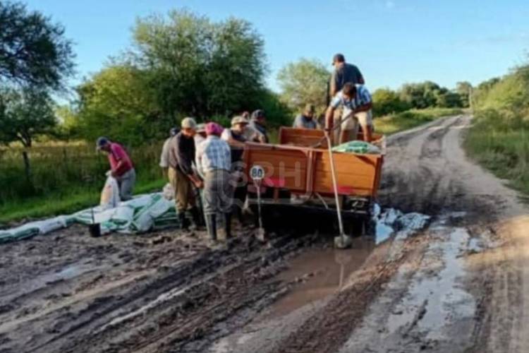 PJE. SARANDI | VECINOS REPARARON POR SU CUENTA UN CAMINO RURAL EN CORRIENTES